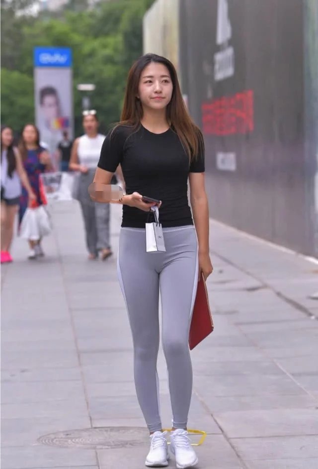 时尚小姐姐紧身裤穿出迷人“筷子腿”，清纯甜美的气质迷倒一片