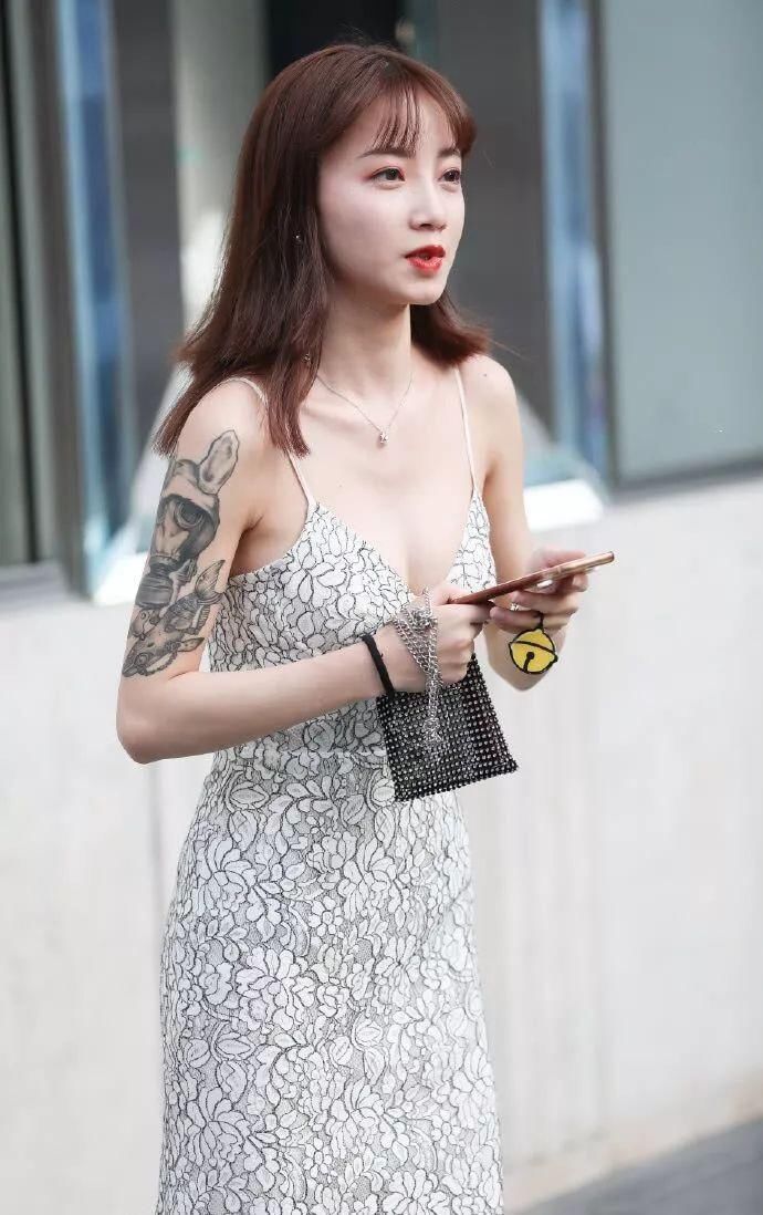 街拍:纹身的吊带小女孩，最多20岁!