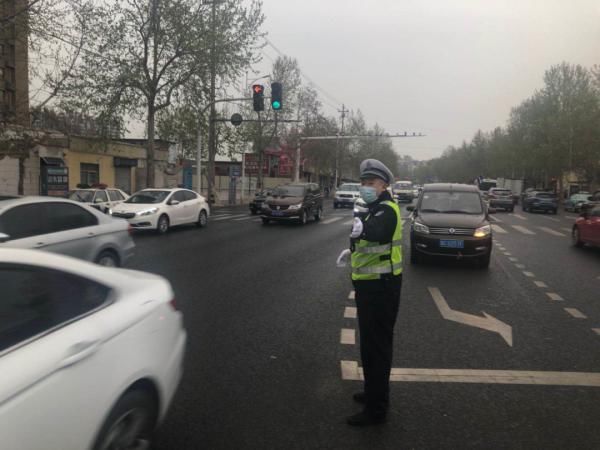  「坚守岗位」保畅通促安全！山东交警雨中执勤尽职责，坚守岗位保平安！