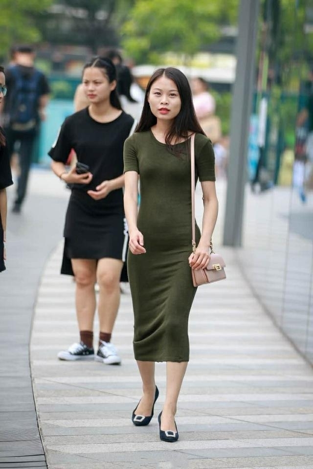 『 美女』这么修长的身材令人羡慕不已,街拍:高挑美女的穿搭术