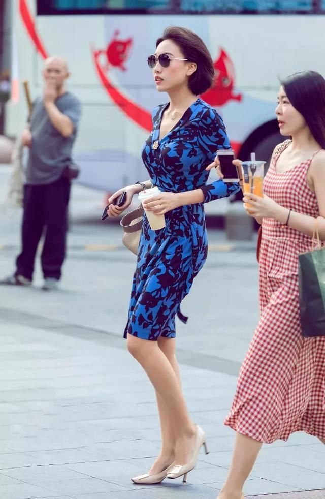  配上一双：出街搭配高跟鞋，做有韵味的女人