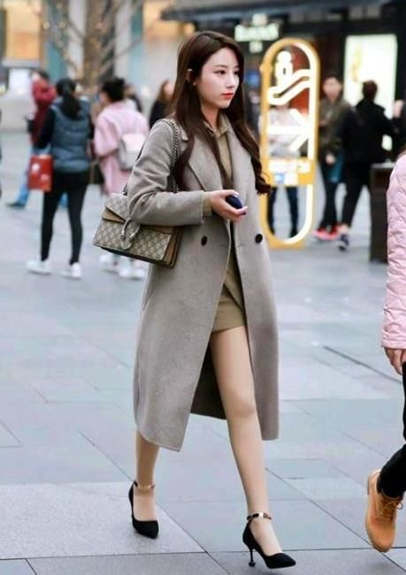  『气质』街拍：身材高挑的美女，一件墨绿色连衣裙外搭长款外套，气质十足