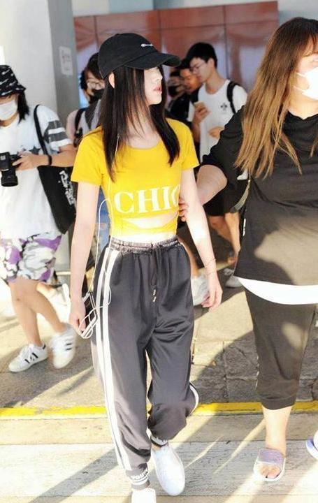 鞠婧祎周洁琼同穿露腰装, 身高相差7厘米, 差别居然这么大!