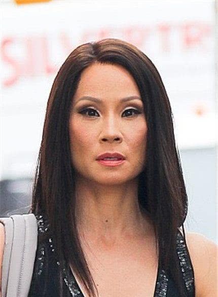 刘玉玲出席活动，穿紧身运动上衣撩发疾走大秀健美身材