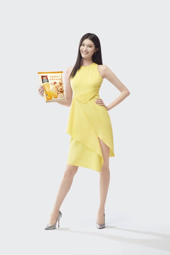 何穗真拉风，把好好的衣服剪成“布条”，还把“雨靴”割了当凉鞋