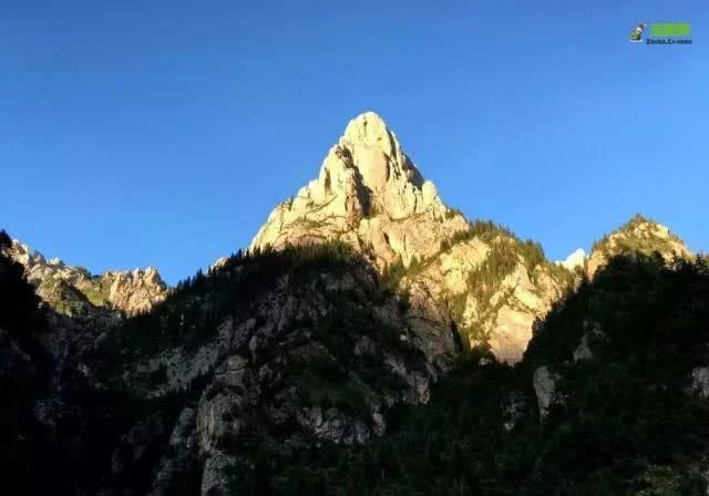 地形既像一座规模宏大的巨型宫殿，又似天然岩壁构筑的完整古城