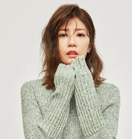 『闺蜜』遭前夫家暴出轨，闺蜜又挖墙脚，如今二婚女星中我看她最幸福