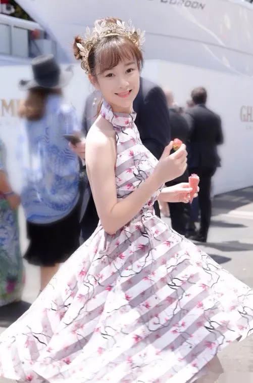 张檬取出假体果然变美了，身着西服套装，颜值瞬间上升好几度！