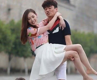 王宝强绯闻女友疑似曝光?女方高出宝宝半个头!工作人员:不知情
