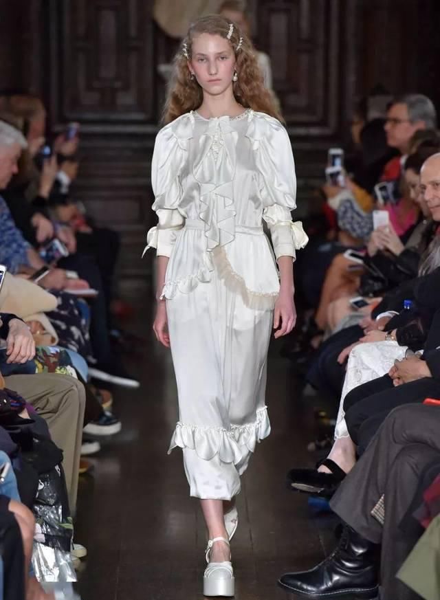 『穿着』只要穿着Simone Rocha,就可以一直做少女哦