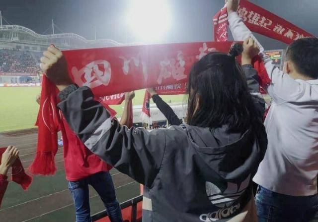 #男朋友#女球迷采访：她是如何与切尔西结下了不解之缘？