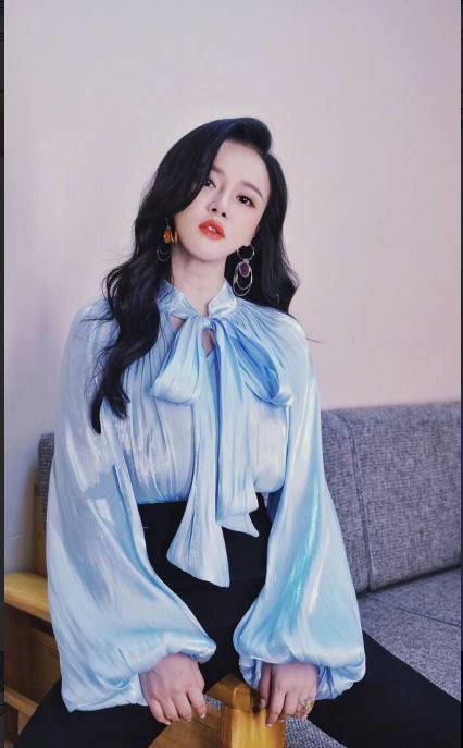 冉莹颖挑战贝嫂的时尚拖地裤，大长腿尽显，网友：减肥效果显著