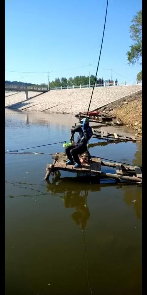  「钓上来」我是个与众不同的钓鱼人，钓上来的鱼没多大，跑掉的鱼却不小……