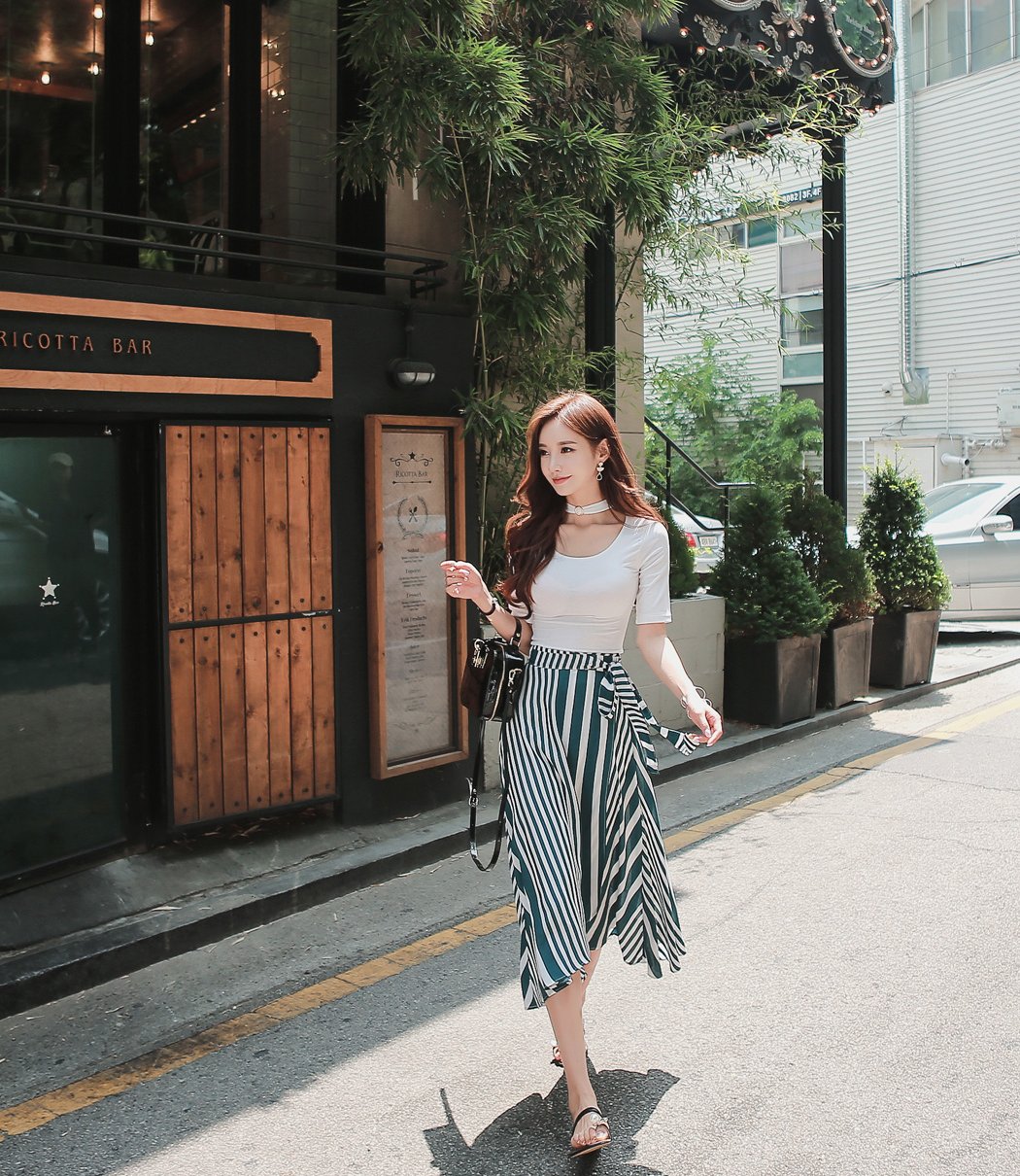 寄一枚岁月的浅笑于你，尘封收藏的，是过往;愈加清晰的，是牵念