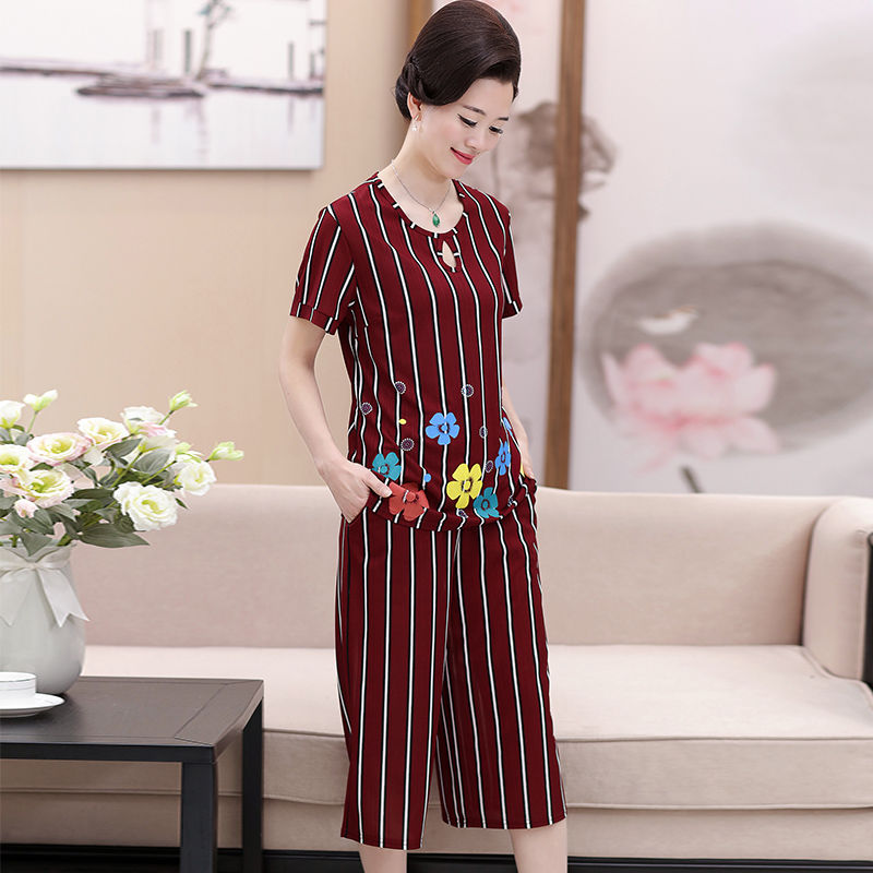 哇!今年流行的妈妈装太美了，显瘦显档次，忍不住给59岁婆婆买