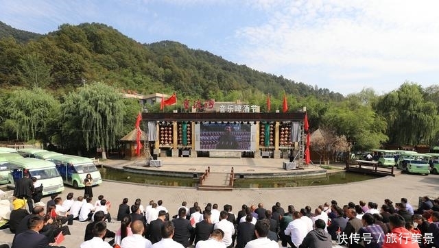 国庆节,重渡沟景区数千名群众游客共同观看大阅兵