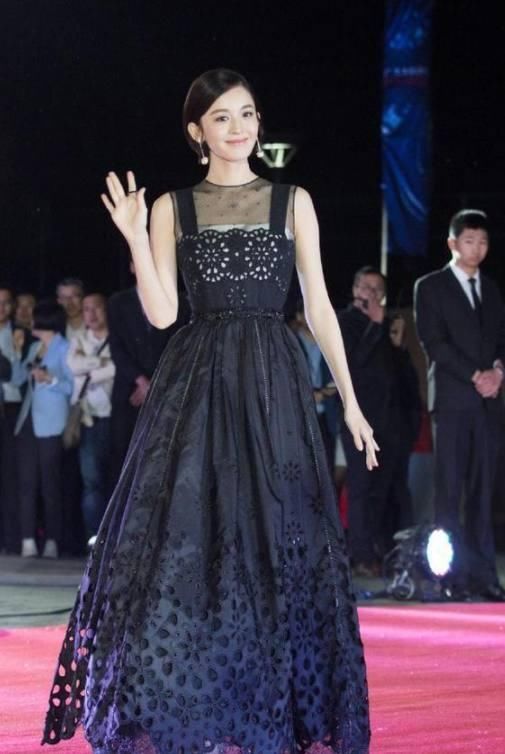 26岁古力娜扎和38岁柳岩同穿黑裙，网友：差距一目了然