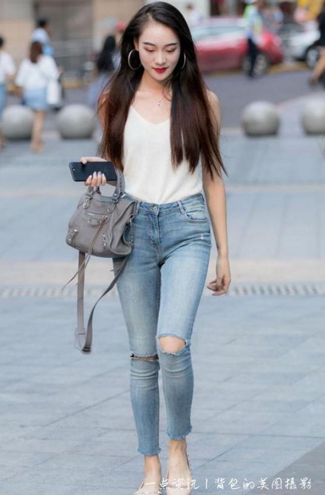 人像摄影：黑色热裤很好的展现出了美女白皙的大长腿