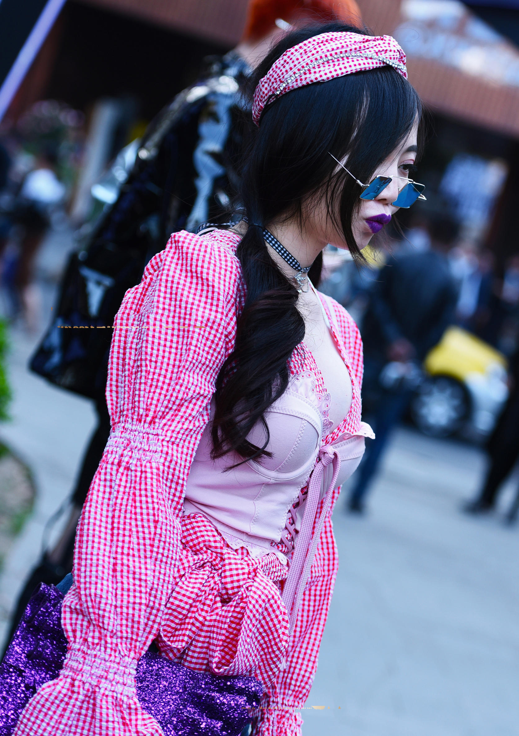 时尚辣妈复古穿着出街，烈焰紫唇捕获众人芳心