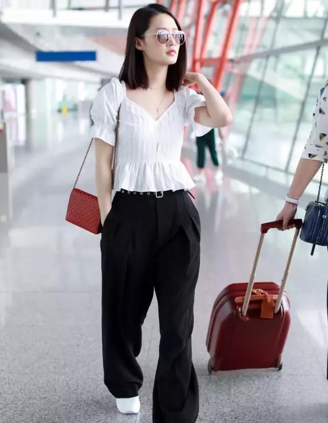 真服了李沁，这裤子大街上10个女人有2个这样穿，还被当宝贝！