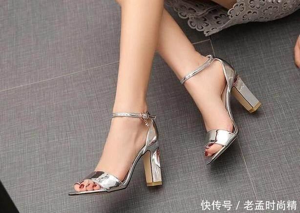足踝:一字带高跟凉鞋美丽出众,秀出性感的足踝线条