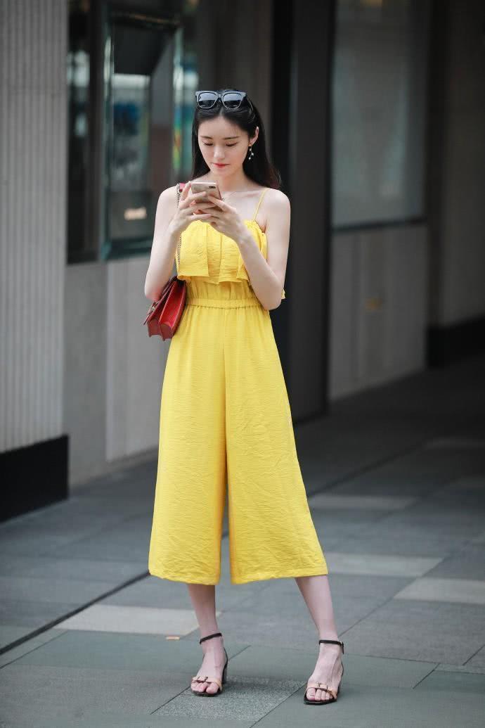 街拍：楚楚动人美丽大方的小姐姐，清新淡雅很有气场！