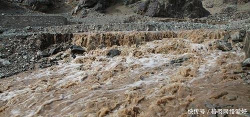 新疆荒漠为何突然出现千口泉眼专家道出真相，中国人心里难受了