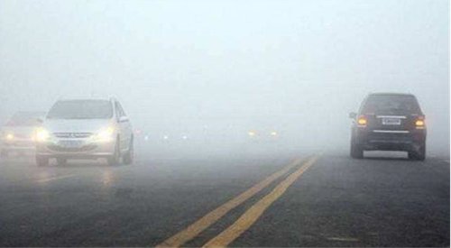 跑高速突遇大暴雨，打双闪还是开雾灯？弄错了既违章又危险