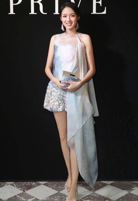 张梓琳果然是女神附体,居家简装却依旧优雅,网友:腿长说明一切