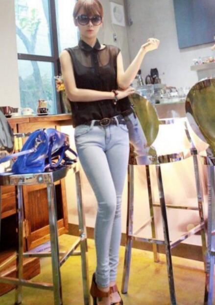 街拍：图3小姐姐上衣留了三个洞，堵上任何一个，画面就很奇怪！