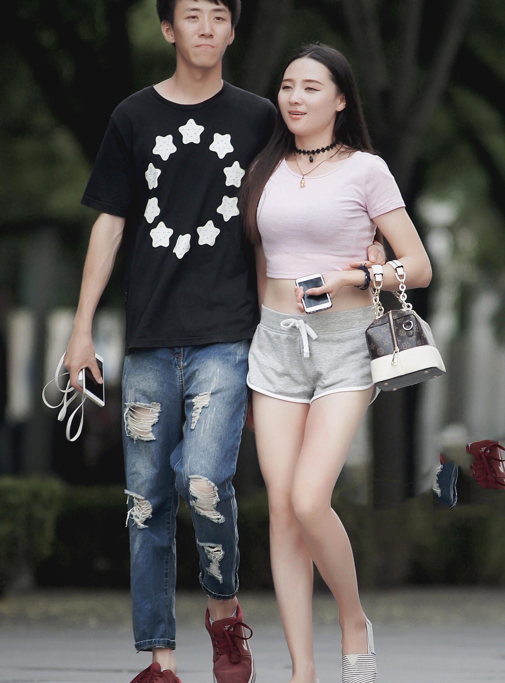 小姐姐白白胖胖的皮肤想小婴儿的肌肤一样娇嫩，看着很漂亮。