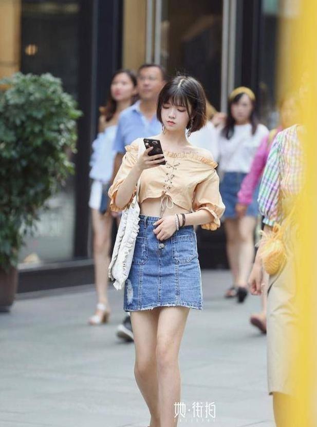 成都街拍，简简单单的搭配，清爽自然
