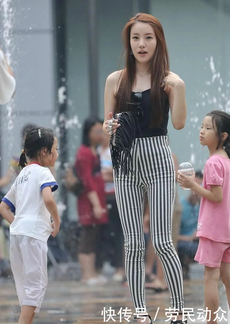 时尚美女街拍，图二是水桶腰，图五的锁骨为什么长这个样子