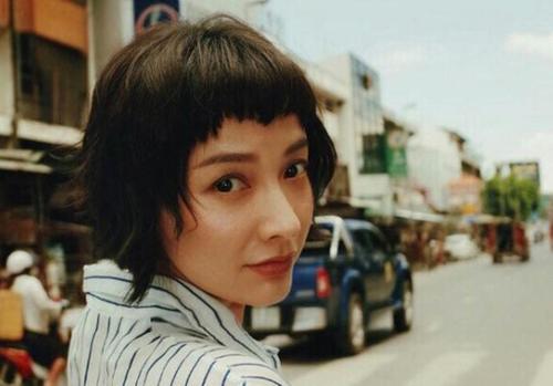 吴昕再剪赫本发型，五千块包包背出五万块高级感，难怪老外盯着看