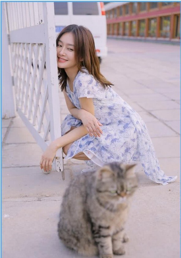 37岁秦岚穿印花裙撞上39岁陈乔恩，网友:女王和村姑差距一目了然