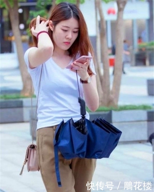  【气质】街拍小美女清纯可爱，灰色百褶裙配黑色马甲，彰显简约的气质美