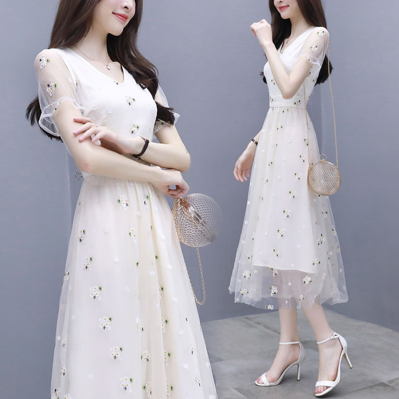 三伏天流行一种“冷淡风”，高雅又显年轻，上身女神范十足