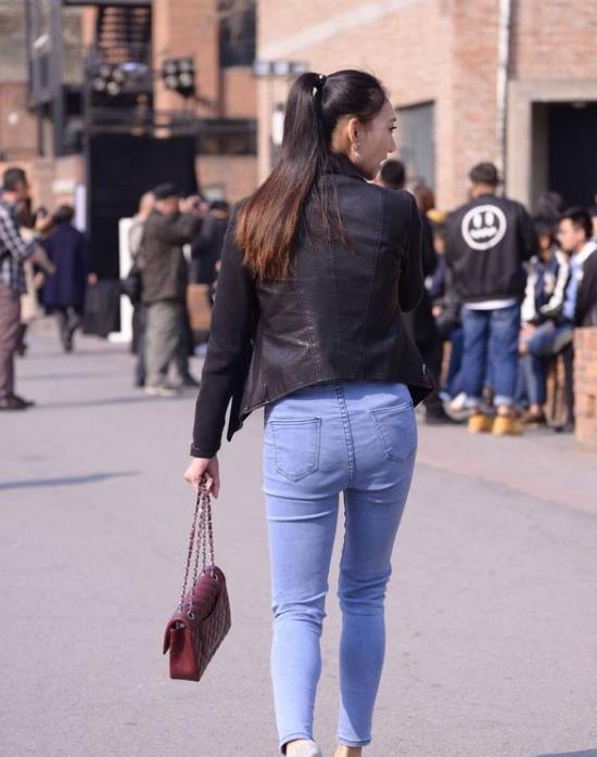  「咖啡色」街拍：温柔可人的美女，一件咖啡色上衣配黑色短裙，时尚优雅气质
