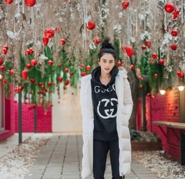  【功不可没】泰国影后Mai太会穿了，穿老气皮毛外套竟像少女，匡威鞋功不可没