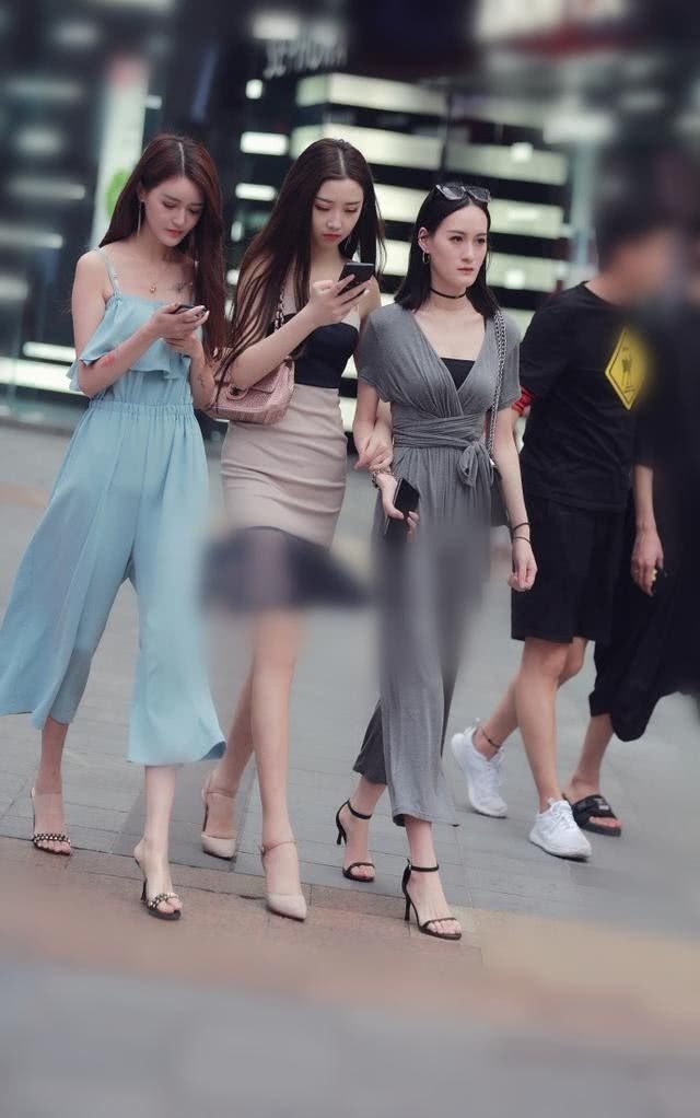 街拍：时尚性感的小姐姐，穿着看起来走在哪里都吸睛又抢眼！