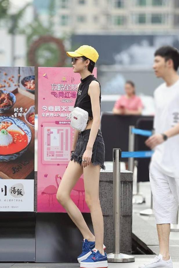 包臀裙很短了，美女还将裙子提的高高的，两个小开叉更显腿长！