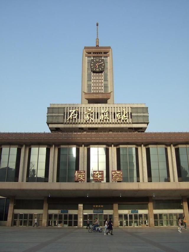  「比拼」中国各大城市火车站书法题字大比拼，哪个写得最好？