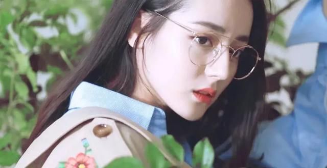 谁说戴眼镜一定丑?杨幂、倪妮的时髦眼镜妆3分钟就学会!