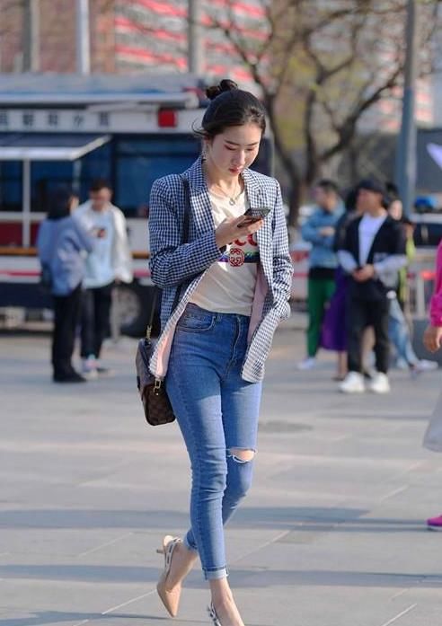 【浅蓝色】街拍:活泼可爱的小姐姐,一条浅蓝色的连衣裙,青春靓丽气息