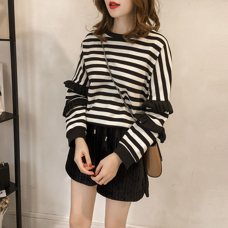 难怪呢，表妹把牛仔裤全丢了，出门穿这样的卫衣，太吸晴了