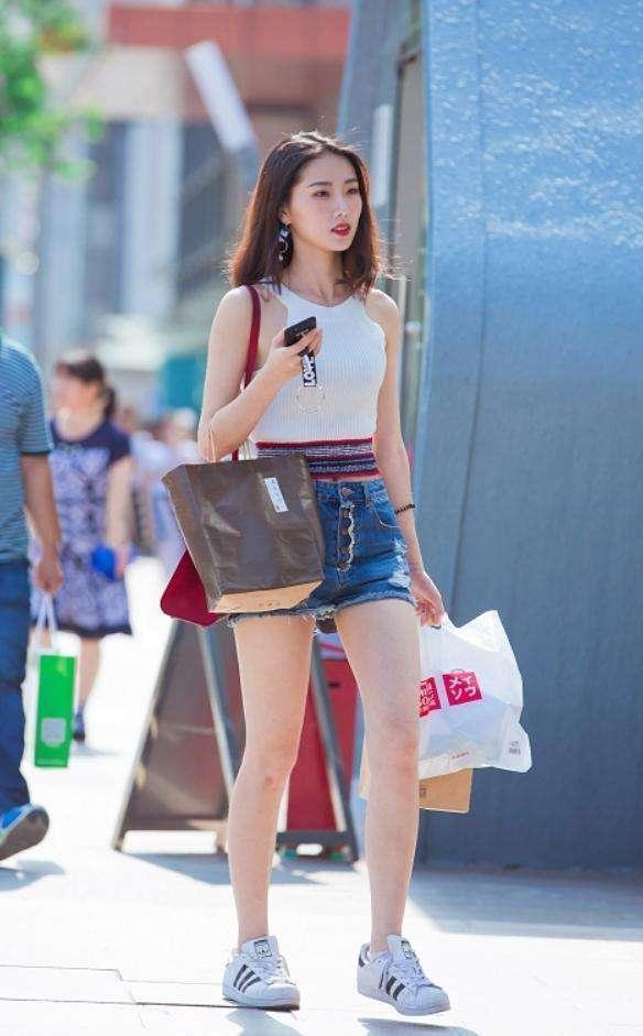 街拍:美女玲珑有致的好身材,搭配高开叉长裙,秀出白皙的美腿!