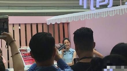 欧阳娜娜广州出席活动，网友：这裙子让她至少胖了20斤