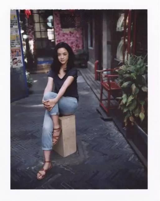 43岁的周迅与38岁的汤唯,越朴素越洒脱,气质淡然如同百合!