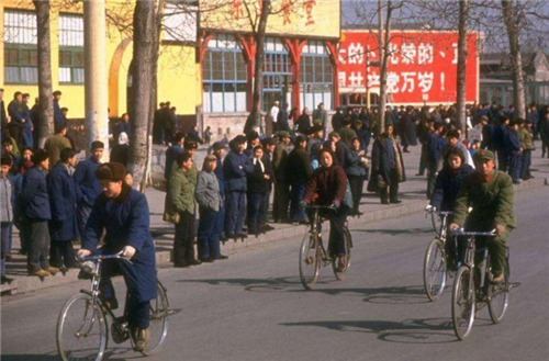 『风靡』曾风靡全国的军大衣,为何后来销声匿迹了,抗美援朝的教训不能忘!