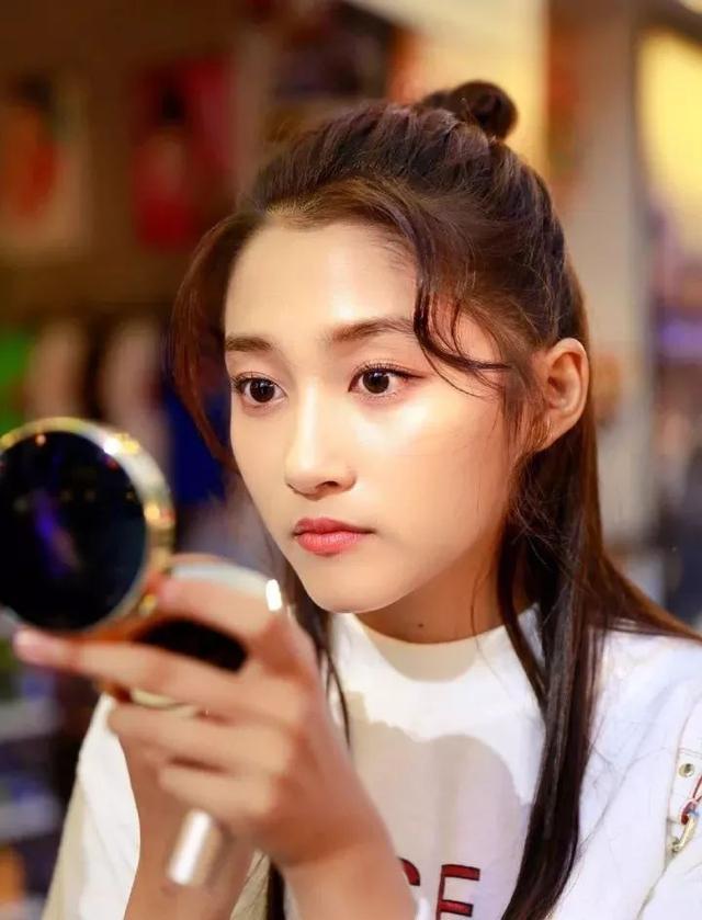 先别羡慕关晓彤有爱情,高出鹿晗一个屁股的大